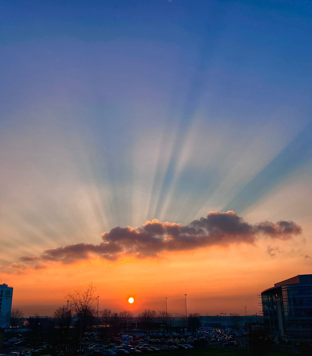 TheCraftySec's tweet image. As the sun was setting to the close the day I captured this beauty over Southampton. Sunsets don’t get better than this. ☀️😍