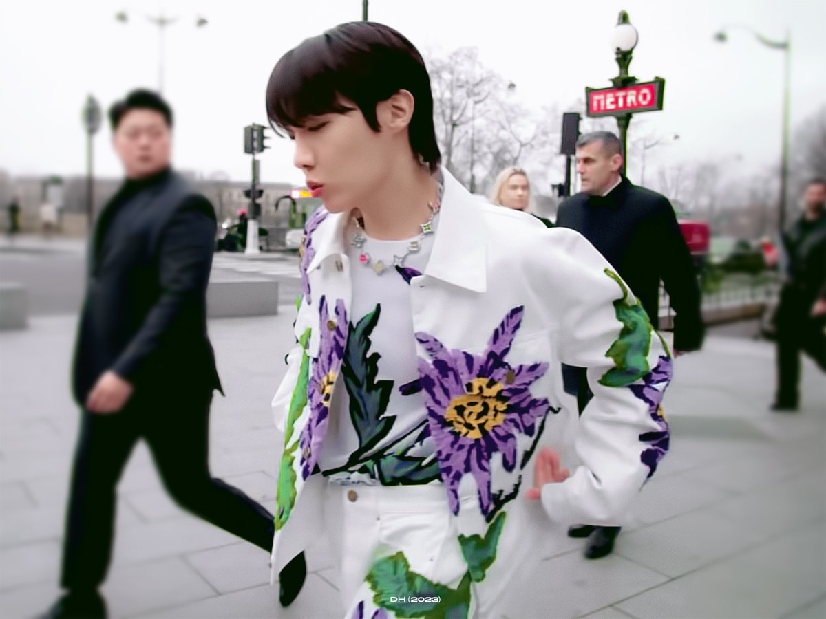 218DH's tweet photo. #jhopexLouisVuitton #호석 https://t.co/qgHrudwRYm