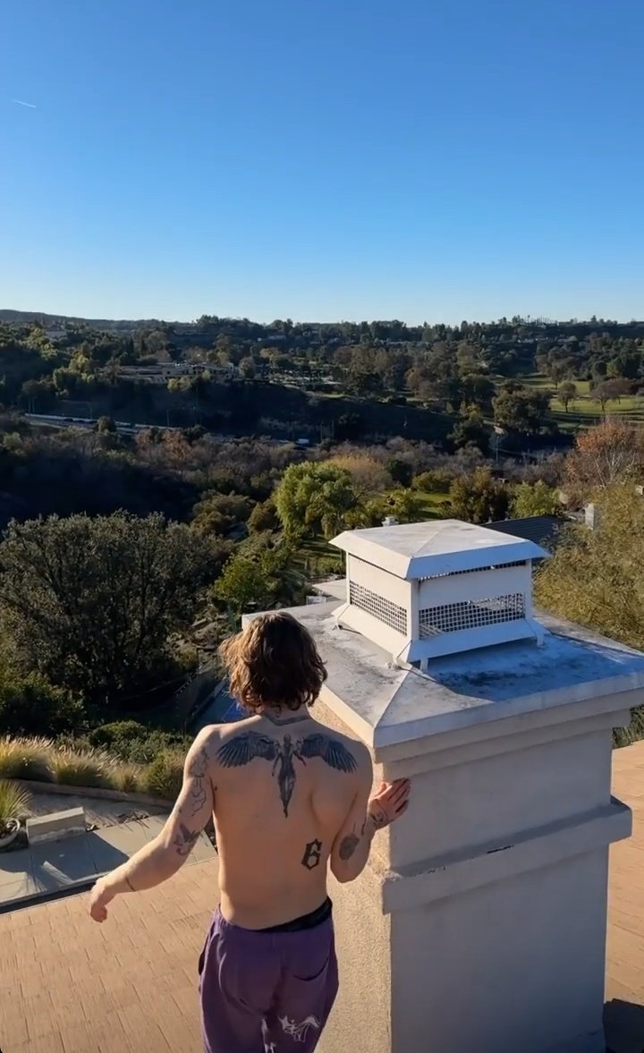 Leti_hacker's tweet image. Olhem um céu azul e um deus grego mais a baixo.