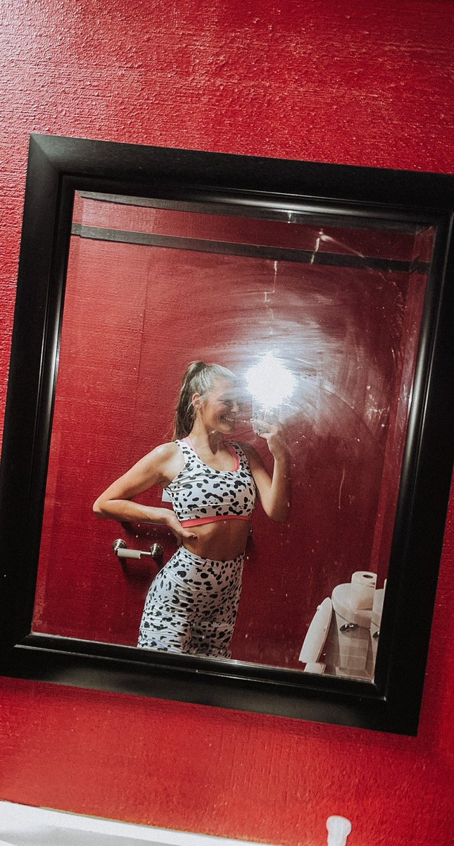 Bathroom doesn’t pass the vibe check but being back in the gym feels great.🫶🏽