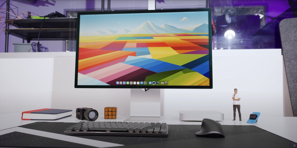 BasicAppleGuy's tweet image. That’s my wallpaper!! @MKBHD is using my wallpaper! 🤯
*faints*