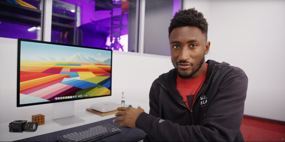 BasicAppleGuy's tweet image. That’s my wallpaper!! @MKBHD is using my wallpaper! 🤯
*faints*