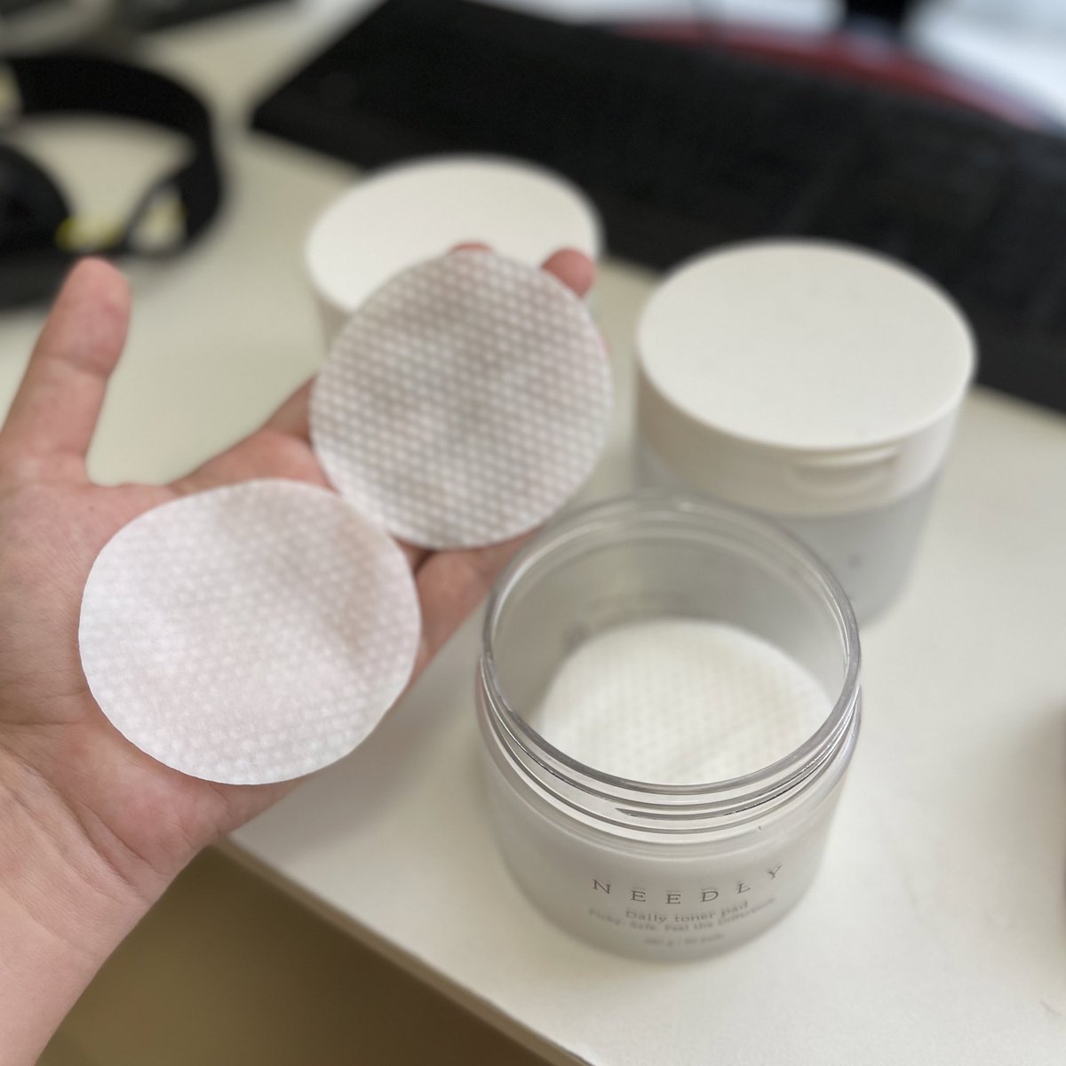 Armerss's tweet image. 🫶🏻✨ , ทริกแก้ข้อศอกดำ ลอกเป็นขุยแบบเวิร์คโคตรๆนี่ให้โทนเนอร์แพดของนีดลี่เลยอะ นี่คือเอาแผ่นมาเช็ดหน้าแล้วเช็ดศอก+เข่าต่อหลังเช็ดหน้าทุกครั้ง ศอกไม่ด้านแถมขาวขึ้นมาก เอาด้านนูนๆเช็ดที่ผิวเป็นขุยคือหายเรียบ ศอกไม่ด้าน ไม่แห้งอีกต่อไป ปังแบบ 3000% 〰️🧼