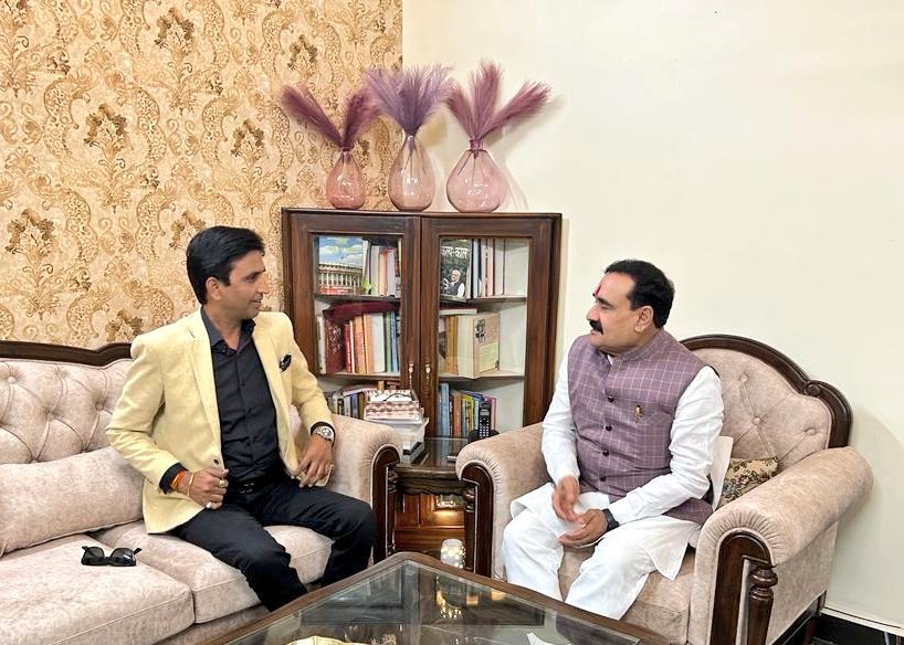 भोपाल स्थित निवास पर सुप्रसिद्ध कवि <a href="/DrKumarVishwas/">Dr Kumar Vishvas</a> जी ने सौजन्य भेंट की।