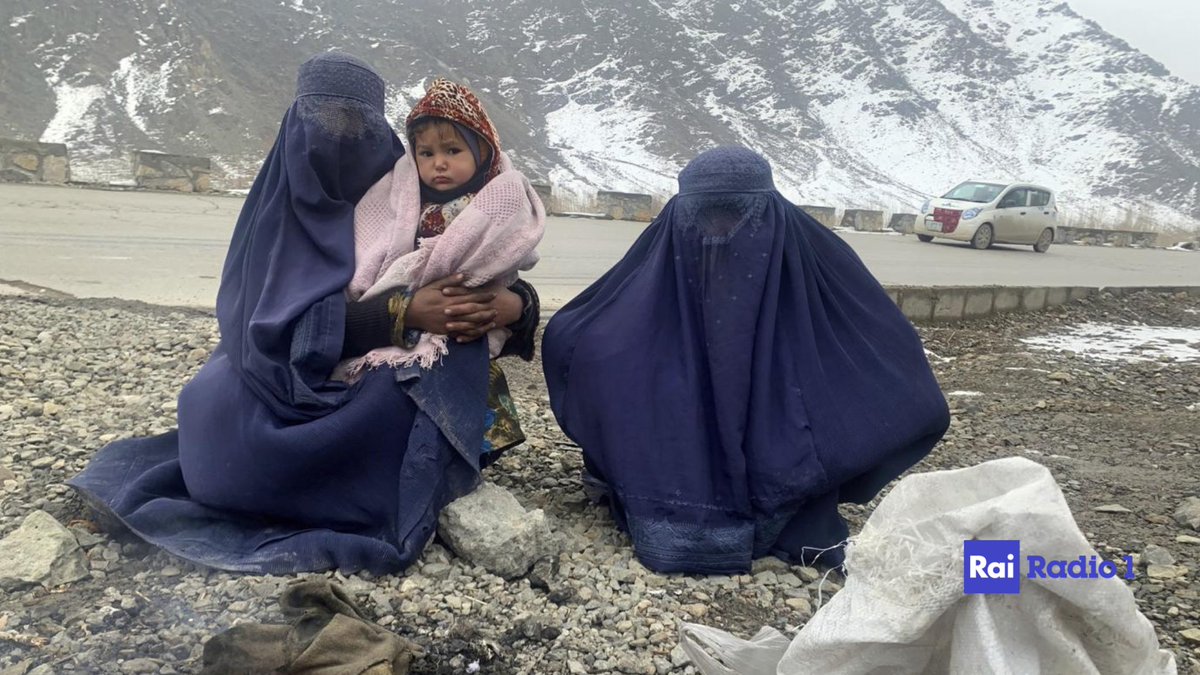 Radio1Rai's tweet photo. 🔵#Afghanistan Oltre 150 persone morte di freddo a causa un #inverno particolarmente rigido, con temperature scese fino a -28°. Gli aiuti umanitari sono ai minimi per i residenti, a seguito del divieto imposto dai talebani alle lavoratrici delle Ong https://t.co/H1wWxZ5eNg
