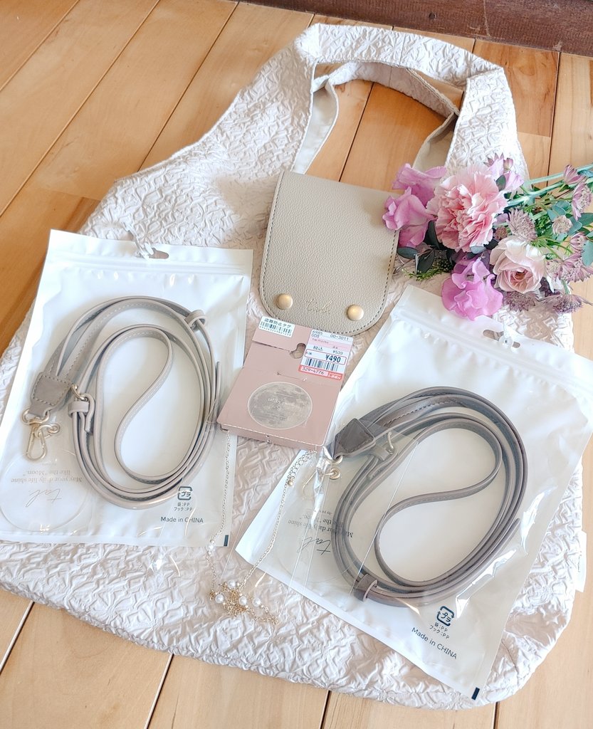 ujm0116's tweet photo. ゆみさんの欲しかったの買えた～😆💗

おしゃれなスマホショルダー探してたから買えて嬉しい😍

お買い物バッグもおしゃれなの持ってなかったから買ってみた～👏

かわいい～💗大満足😊✨

#しまむら #しまむら購入品 #しまむらコラボ #talbyyumi https://t.co/snxRXDyLFw