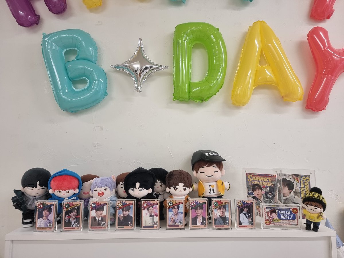 bolbbalgani_'s tweet photo. 어제 네번째 생카 카페꼬모

럽잊 친구들 사이에서 단체사진.
자연스러워  🤭
 
#한겨울에온_내여름
#MY_SUMMER https://t.co/K6AvVris1g