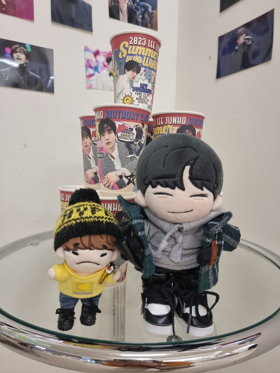 bolbbalgani_'s tweet photo. 어제 네번째 생카 카페꼬모

럽잊 친구들 사이에서 단체사진.
자연스러워  🤭
 
#한겨울에온_내여름
#MY_SUMMER https://t.co/K6AvVris1g