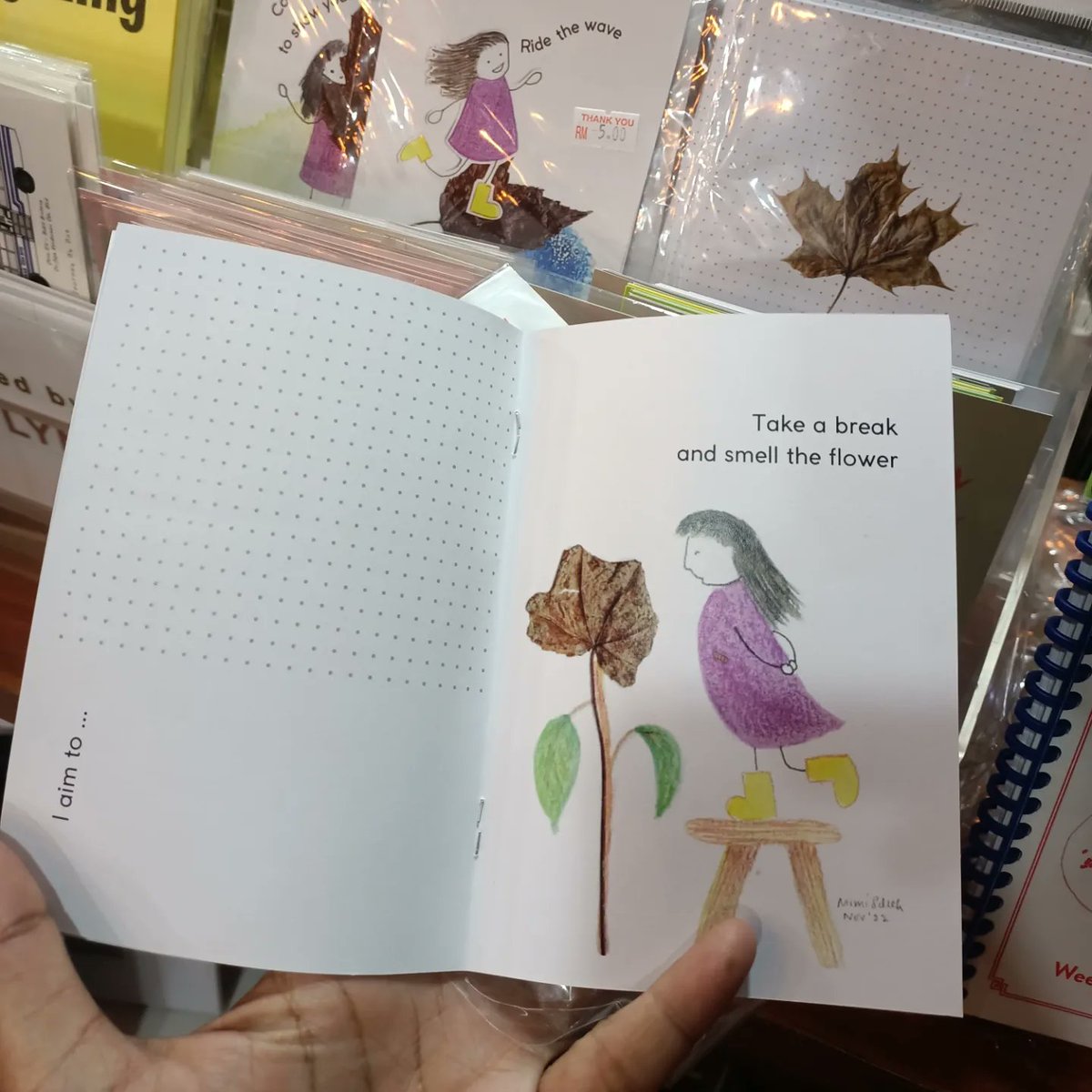 Tokosue berbesar hati memasarkan produk <a href="/mimisalleh/">mimi salleh</a> Mimi Salleh di Tokosue, Wisma Central.

Anda kini boleh dapatkan karya pointilisme asli &amp; produk Mimi yg lain seperti beg dengan seni Mimi, buku kanak-kanak, kad ilustrasi &amp; nota motivasi di sini. 😊

#nikmatibukuraikanseni