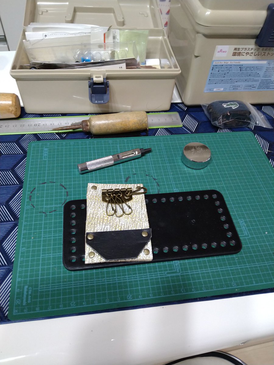 koisan_510's tweet photo. 雪の一日
キーホルダーを作ってもらった

#DIY
#レザークラフト
#雪の一日 https://t.co/MEJvDBlQMf