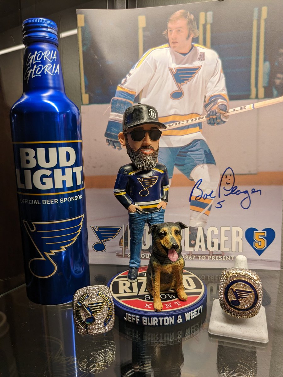 colorchallenged's tweet photo. @RizzShow @MoonValjeanHere Fits in nicely with my collection https://t.co/DdEybjck4p