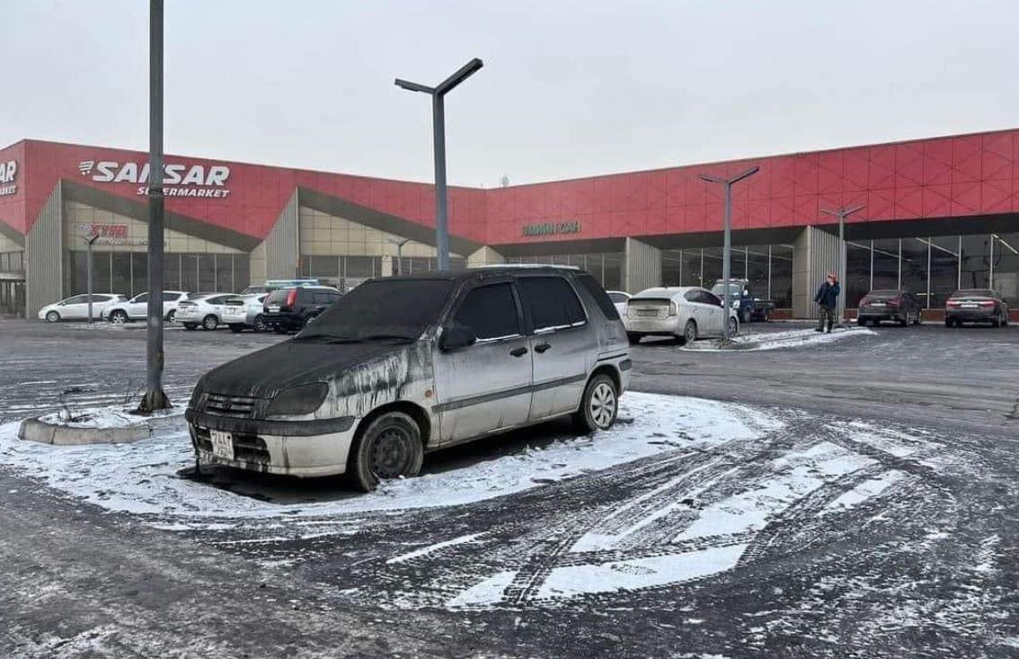 Loroo_99's tweet photo. 22-ын Сансар дэлгүүрийн урд машинаа хонуулаад маргааш нь авахад ийм болсон байна
Энд Таван Толгойн Түлш ХХК -ийн үйлдвэр байдаг. Машинууд өдөртөө л битүү тортог болдог гээд бодоход бид нар юугаар амьсгалдаг нь ойлгомжтой биз дээ... https://t.co/Wx0922vDrJ