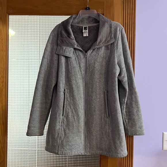 FairfaxBri's tweet photo. So good I had to share! Check out all the items I'm loving on @Poshmarkapp #poshmark #fashion #style #shopmycloset #walmart #thenorthface #stevemadden: https://t.co/oP4nKP7RO4 https://t.co/Sr52aOzJwH