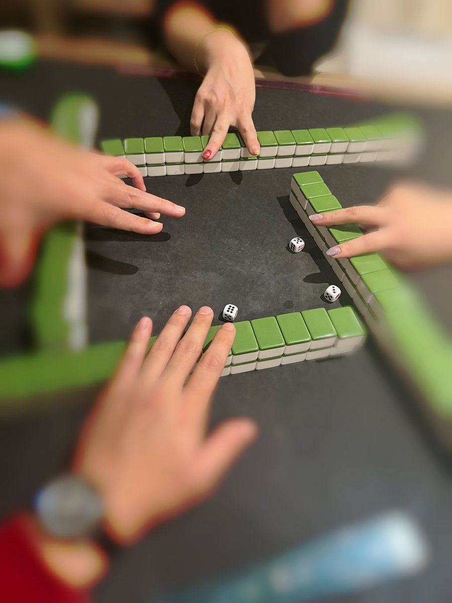 初四啦～啊北～碰～

傳說中的5下2下
脫衣脫完，要肉償😭

折騰一晚上，不說了
好餓🤪🤪 吃飯去😛
與<a href="/bear40204/">台南情侶 B&B</a>  冤家出門嘍～

#南部 #夫妻 #情侶 #同房換不換
#逛街 #吃飯 #百貨公司

軟腳ing😵