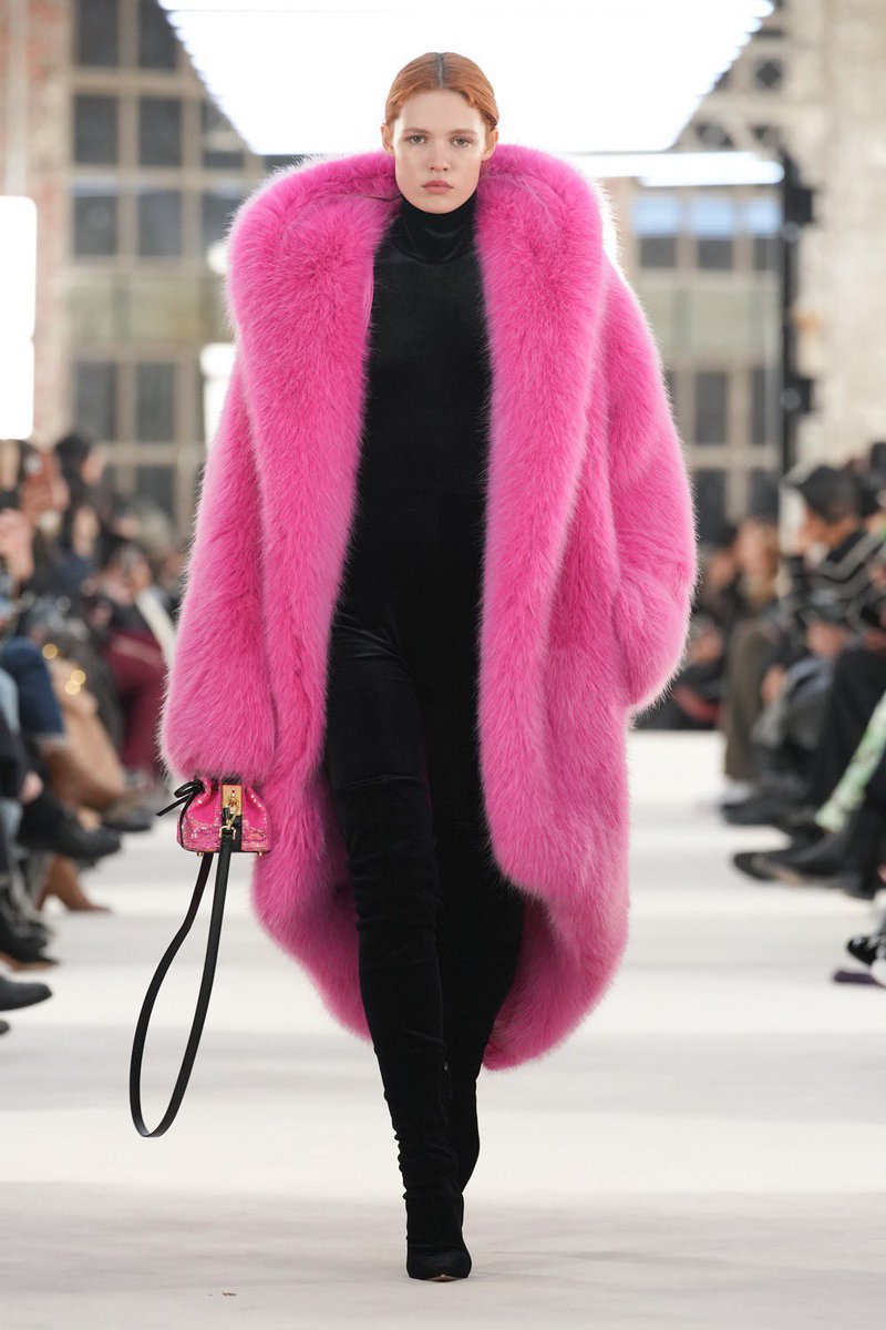 modelsdiaryy's tweet photo. Pink fur coat @ alexandre vauthier couture ss23 https://t.co/6CFXx0gkdN