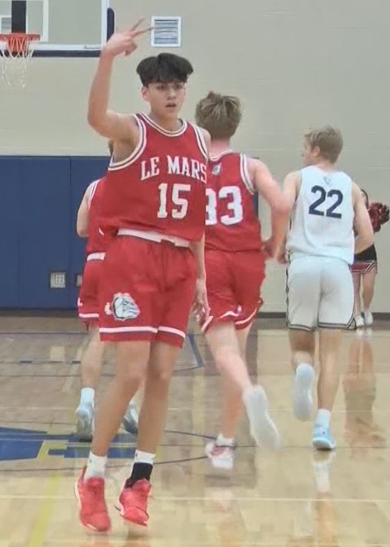 SportsZoneKCAU9's tweet photo. BULLDOGS BRING HOME THE UPSET!

@lemars_hoops junior Andrew Fifita's 18 points help push @BulldogPride14 past #6 Bishop Heelan for a big road upset!

WATCH HERE 🏀⬇️
https://t.co/qtmvQj15mB https://t.co/wFmW4KPqnS