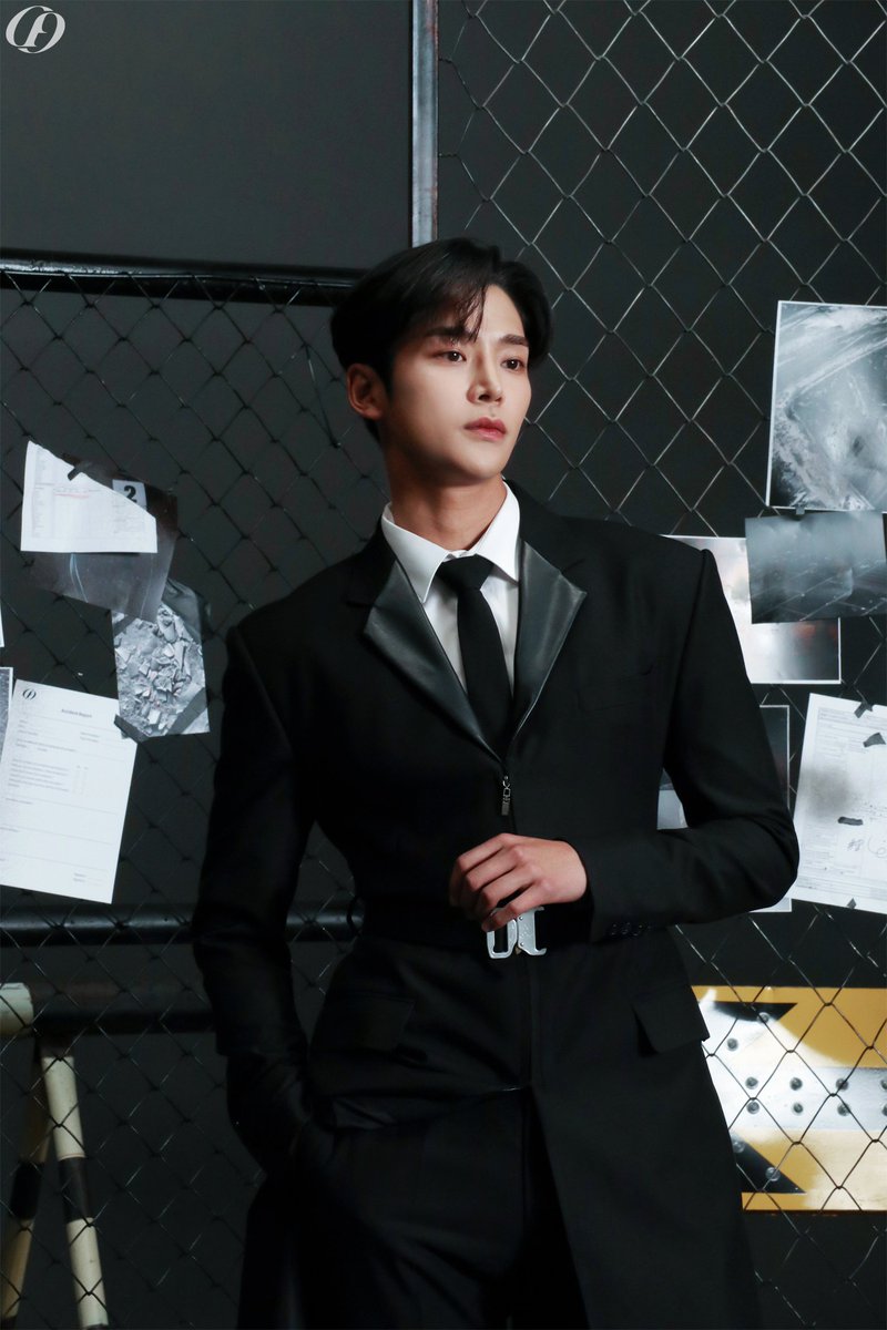 ewsbdiroll's tweet photo. 로운에게 완벽함을
논한다면 끝도없어
말해뭐해 얼굴영재
피지컬은 숨넘어가
아이돌도 연기자도
찰떡같이 소화하지
세상완벽 론랑둥이
매일봐도 매일반해
우리오빤 평생오빠
잘생기면 오빠랬어
우리오빠 응원할게
하고픈거 싹다해라
#SF9 #에스에프나인 #Puzzle #퍼즐 #SecretMisson_FANTASY #로운 https://t.co/aK8IGKozx6