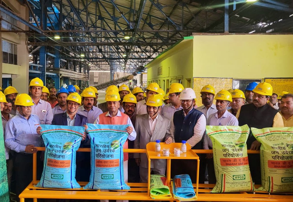 drusawasthi's tweet photo. Today, I supervised the new bagging of Bharat DAP &amp; Bharat NPK Of Newly Introduced Bharatiye Janurvarak Pariyojna at IFFCO Paradeep Unit alongwith Sh. @kjpatelparadeep Unit Head. IFFCO has started the packaging of Bharat DAP, NPK &amp; other products at it’s plants. @fertmin_india https://t.co/K1yiDkXGei