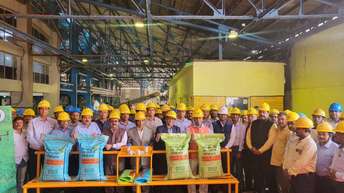 drusawasthi's tweet photo. Today, I supervised the new bagging of Bharat DAP &amp; Bharat NPK Of Newly Introduced Bharatiye Janurvarak Pariyojna at IFFCO Paradeep Unit alongwith Sh. @kjpatelparadeep Unit Head. IFFCO has started the packaging of Bharat DAP, NPK &amp; other products at it’s plants. @fertmin_india https://t.co/K1yiDkXGei