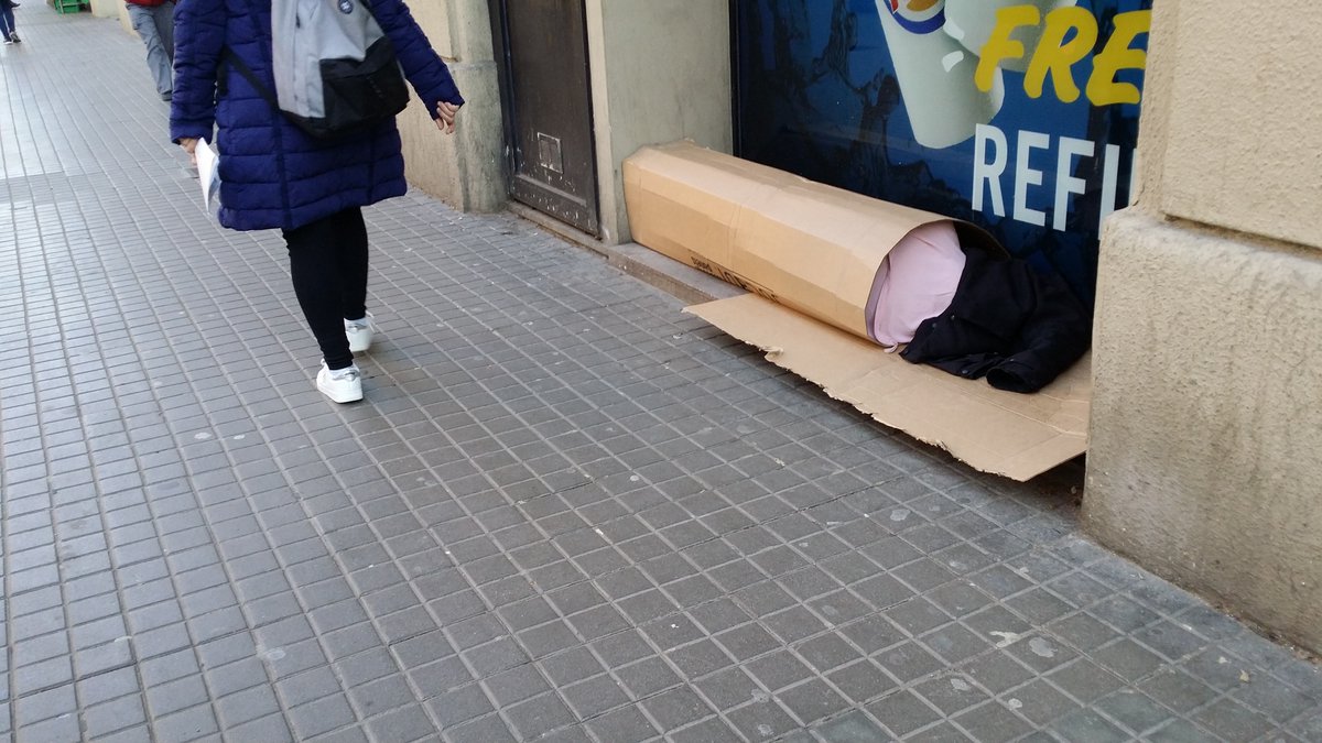 Què podem fer si veiem una persona dormint al carrer a Barcelona? Compartim informació pràctica que us pot ser útil. arrelsfundacio.org/persones-sense…