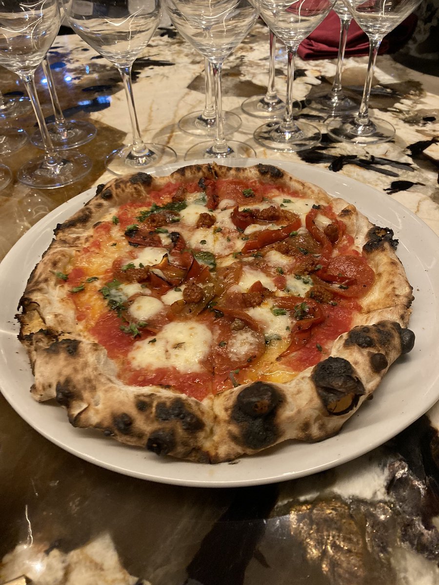 yukyarin618's tweet photo. 先日、以前から気になっていたPizza marumo へ🍕 基本のマルゲリータもあり、ジャパニーズピッツァやヴィーガンピッツァなどイマドキメニューありで興味深い。気の合う友人だと、なお美味しい〜😋#pizzamarumo #37ちゃん https://t.co/zFh1A92irL