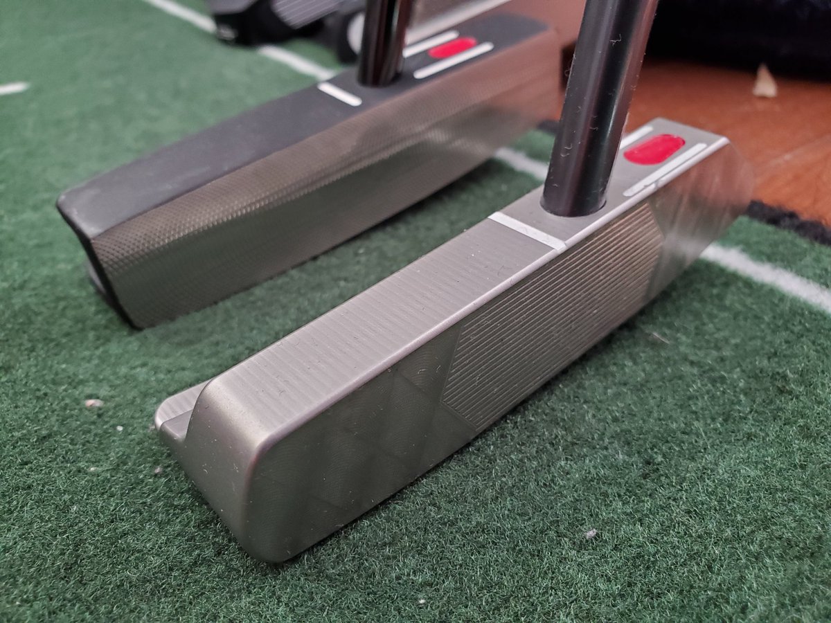 zousangolf's tweet photo. #seemoreputter
銀が9.5ft超の速いグリーン用だが9.0でも使用(タカカッタノデ)。測定上10歩距離で1-2歩違う。打感の柔らかい黒のブレードの方が厚いつもりでいたんだがこうやってみるとコの字になっていて、むしろ薄い。材質か。ショップでベターな製品に出会わないことに毎回ほっとしてる。
#ゴルフ https://t.co/mhNdHrJEbo