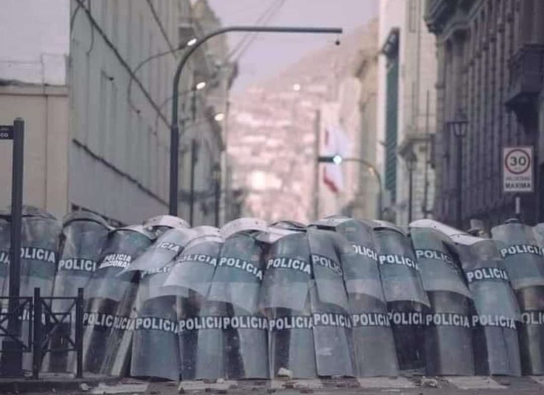 Ahinomas29's tweet photo. #ItsNotProtestItsTerrorism 
@SBSNews @SBS @SBSSpanish 
Police in Peru ARE NOT ALLOWED to use any type of weapons, only shields and tear gas, whilst the so called "protestants" are throwing rocks and attacking our Police.
#FuerzaPNP @PoliciaPeru https://t.co/kfGy7Ofm6p