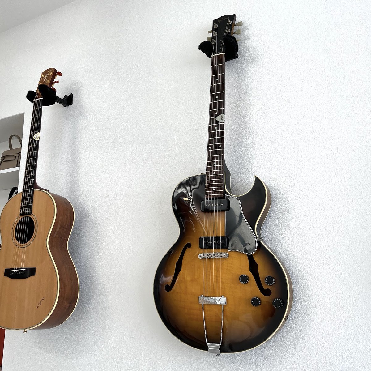 jnchito's tweet photo. 梅田で「ちょっと時間が出来たから」と何の気なしに入った楽器屋さんでたまたま見つけたギター、予備知識ゼロで「ギブソンだけど見たことないモデルだな」と思いながら弾いてみたらめちゃくちゃ良くて、思わず買って帰ってしまった😅 弾いてるとすごく楽しくて時間があっという間に過ぎちゃうw #es135 https://t.co/BFS1kN7P6a