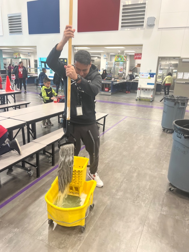 HERNANDO_MS's tweet photo. Hey that’s Coach Miguel Amaya, supporting our school at lunch, going above and beyond.  Arrives early, stays late and helps whatever a scholar needs.  Thanks coach! #TeamSISD https://t.co/80r61kZTbH