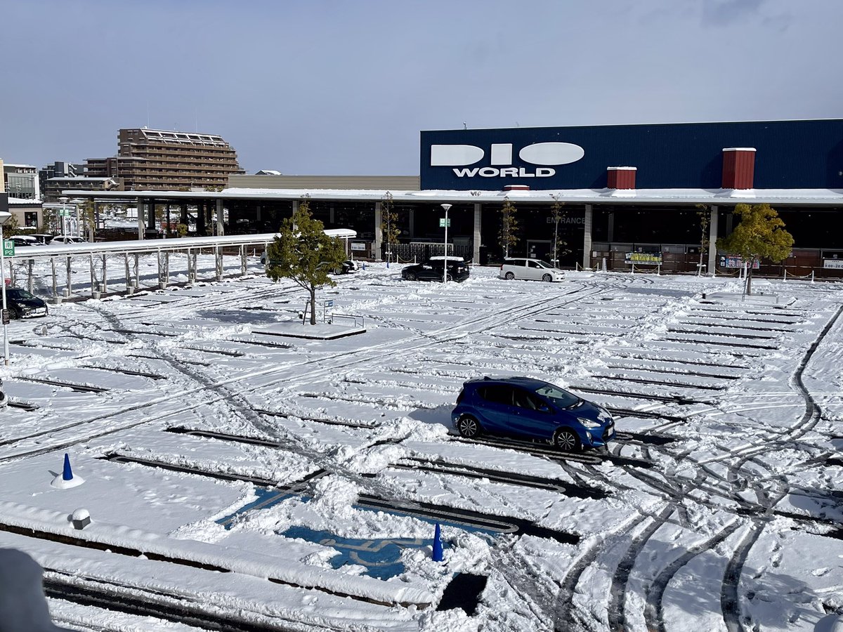 皆様おはようございます🌞
昨日の雪は凄かったですね😱
本日キットカット前は雪景色でございます⛄️
路面も凍結が見られますのでぜひお気をつけてお越しください🙇‍♂️
本日も通常通り10時～21時の営業を予定しております😊
予定の変更は随時こちらで発信致します！😉