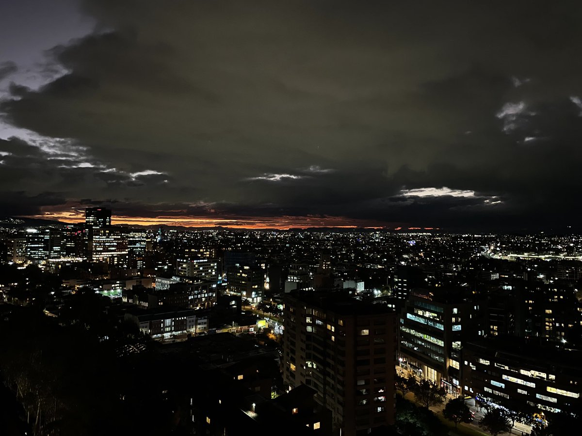 PAT_TE's tweet photo. Muy linda puesta de sol #Bogota https://t.co/3jhbsbx7ff