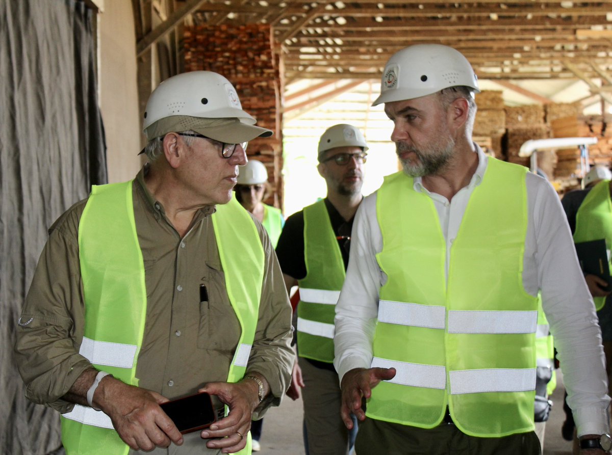 cooperation_lu's tweet image. In Costa Rica🇨🇷, @FranzFayot visited the projects of the NGO #FUNDECOR &amp;amp; @IforD_FCCF, which, supported by #LuxAid, aim to restore degraded forest areas &amp;amp; make them economically, ecologically &amp;amp; socially sustainable, while guaranteeing a long-term return for investors.🌳♻️