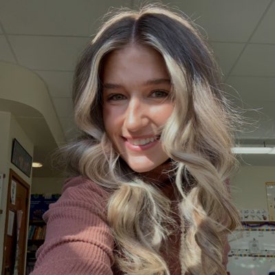 missklek's tweet photo. Got the warmest welcome from the staff and students at @htsd_mcgalliard today!! Very excited working with this staff as a student teacher!! 💚#NewProfilePic https://t.co/K0imQSEL3v