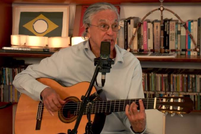 FalaJuniorJorge's tweet photo. @Ozzinformados Aqui por exemplo, a bandeira na casa do Caetano Veloso. Uma das personalidades que declarou voto no Lula.

Por favor direitistas, vão estudar e parem de passar vergonha na internet. https://t.co/ja0zI5I7kx