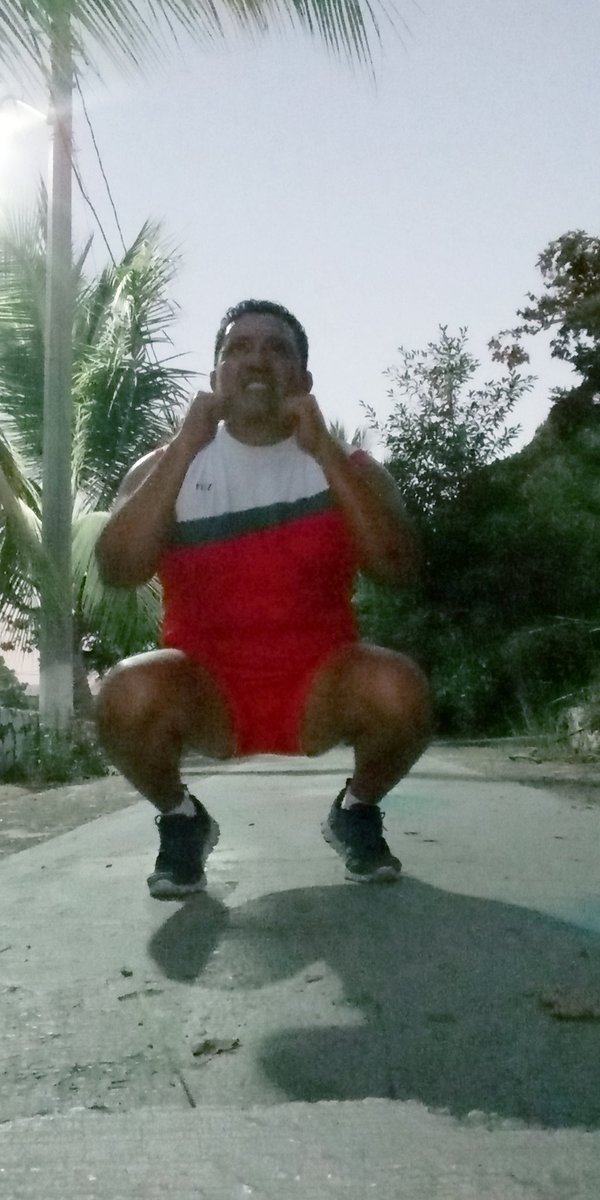 RunnerDuvalier's tweet photo. Hoy 24, 400 #saltos 100 #squat #squatchallenge #3k #escalones #repes 5X100 vamos con todo asta q tope. @ComuniRunners @ManicomioRunner @FenixRun_Mexico @RoadRunnersOAX @urku_runas @pasion_running @EntreRunners @flakushis @Elcalvariorunn1 @RunSalud20 https://t.co/VOpxx5NZH5