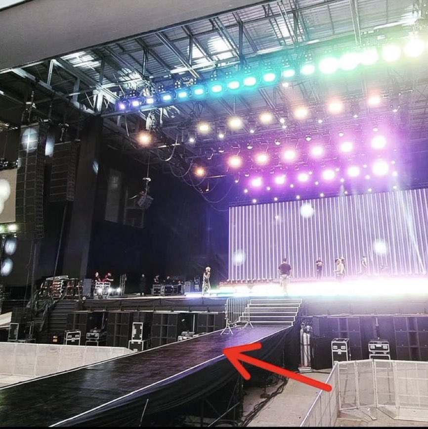 Burburitah's tweet photo. @eddiemeehan @dgmedioschile @backstreetboys Are you kidding me ? Chilean fans paid around 515 USD for that far far far away PIT ? It’s an abuse and a shame ! You really take advantage of the fan love ! It’s not fair at all 😡 https://t.co/fG9rBq1g0Z