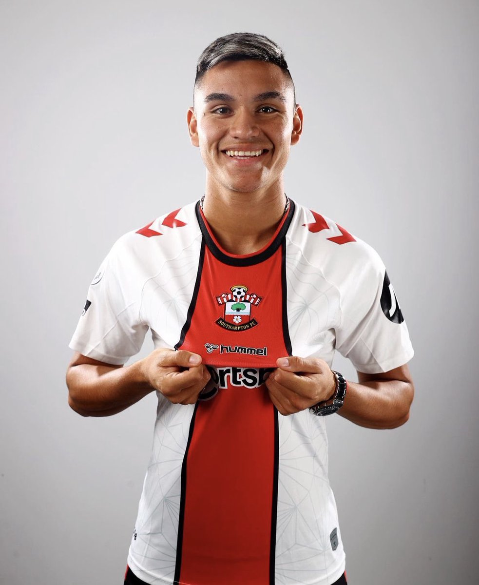 vivaalbiceleste's tweet image. Carlos Alcaraz had his first start for @SouthamptonFC last night against @NUFC and he didn't disappoint. 

27/33 passes (82%)
47 touches
2/2 dribbles
11 passes into final 3rd
3/4 long balls
12 recoveries
3 duels won

Not too shabby for a 20 year old. 💎🇦🇷

#VamosArgentina