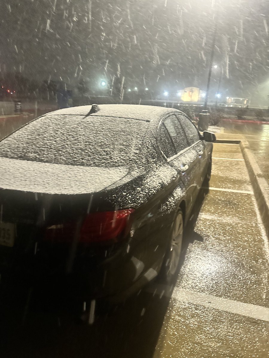 jpatten24's tweet image. Snowing in Texas