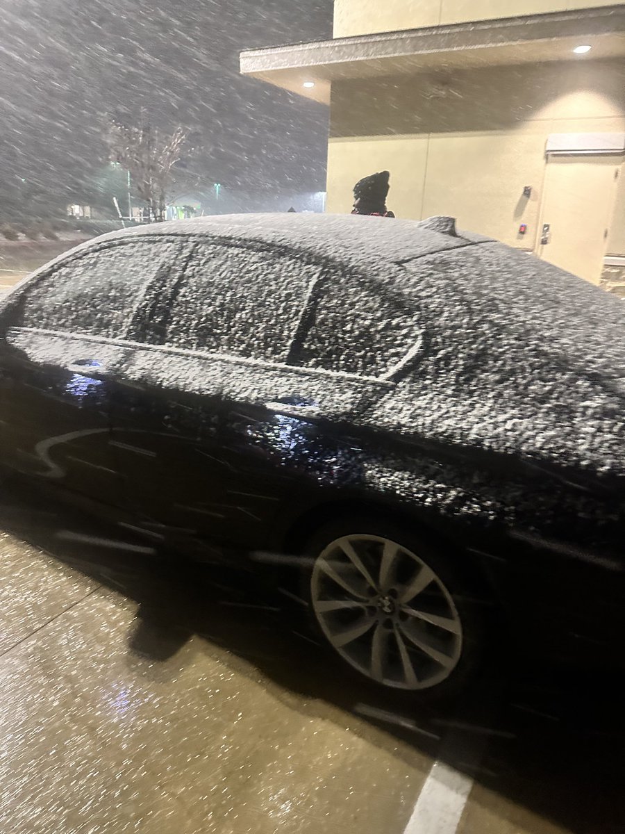 jpatten24's tweet image. Snowing in Texas