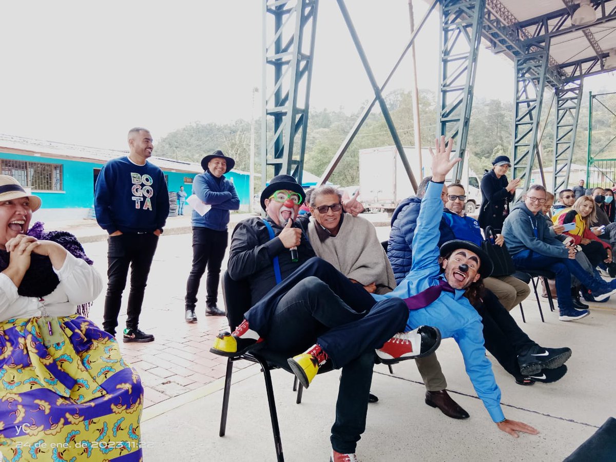 SebasMontanezRo's tweet photo. Sumapaz esta de fiesta, el regreso de sus niñas, niños y jóvenes al colegio, firmamos el acuerdo por la educación como compromiso a contribuir al proceso Educativo en el territorio para que sea una herramienta para lograr una Sumapaz rebelde, libre y soberana. #VolverAlColeEs 💛 https://t.co/mNd9XLY5Se