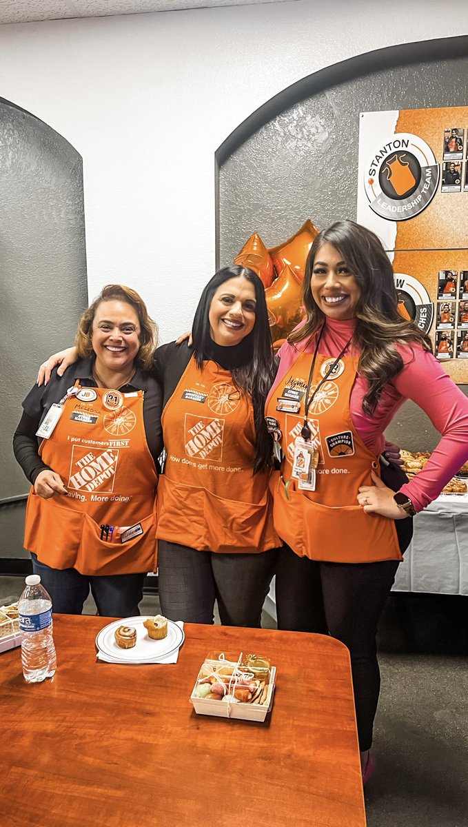 sm_jasminmarie's tweet photo. Had a blast hosting the D171 Interconnected Training today! Shoutout to my team for  driving store standards, way to represent. I love a clean house!🧡💪🏼🧹🏠 #pacsouth #homedepot #leadership #storestandards #d171 https://t.co/nF90W0yZF2
