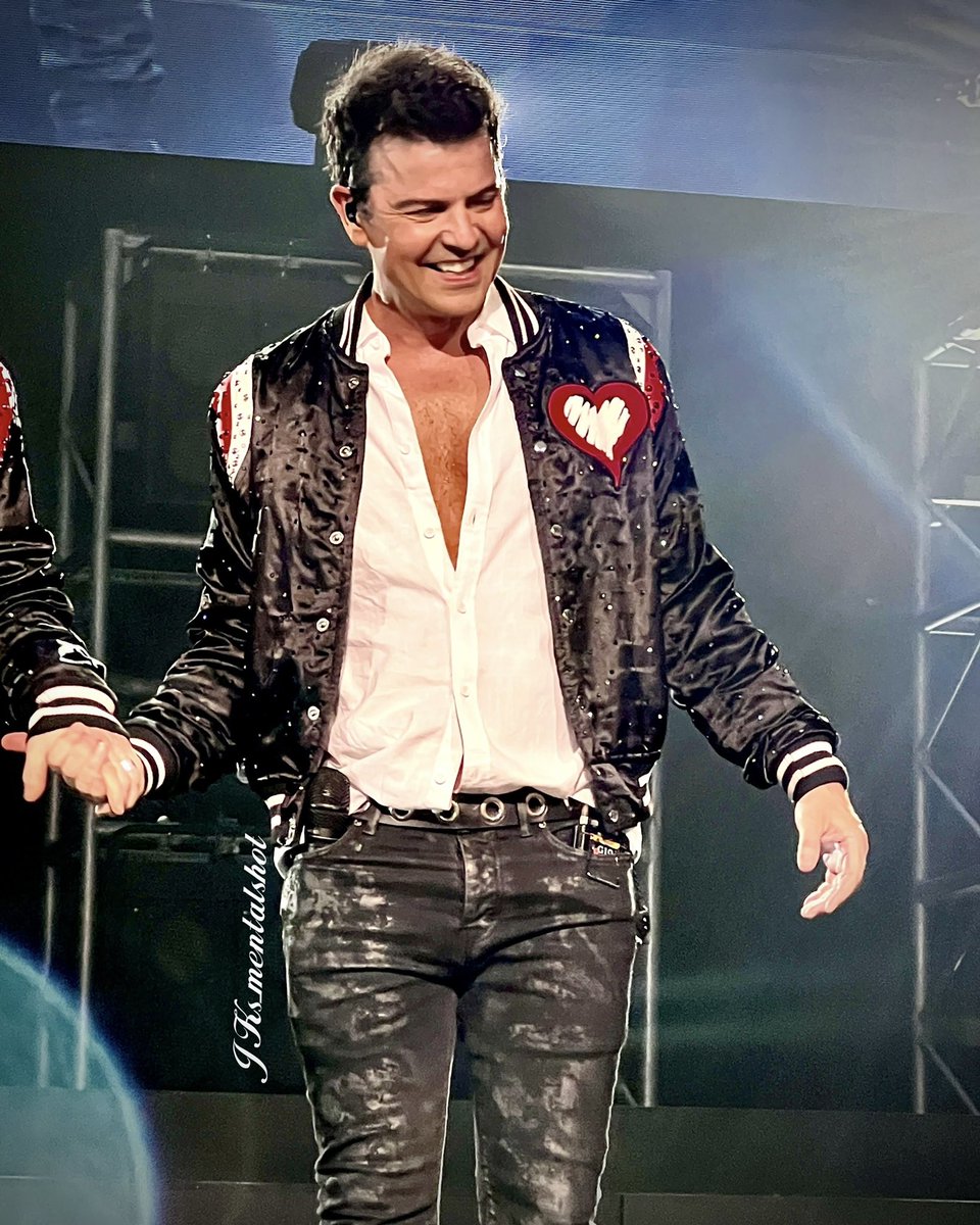 Ok guys my bad with last pic, here he is a few moments before. Sometimes white balance is difficult with stage lighting. He is sun kissed and perfect. I get protective 😂
📸Hawaii Aug 7,2022 #JordanKnight #NKOTBHawaii #NKOTB #NewKidsOnTheBlock #JordanGirls #THESmile
