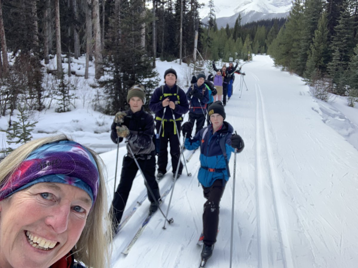 WILDmanachaban's tweet photo. This class ROCKS cross country skiing! #getoutsude @rvsed @ManachabanMS https://t.co/84ZKzGDUDL