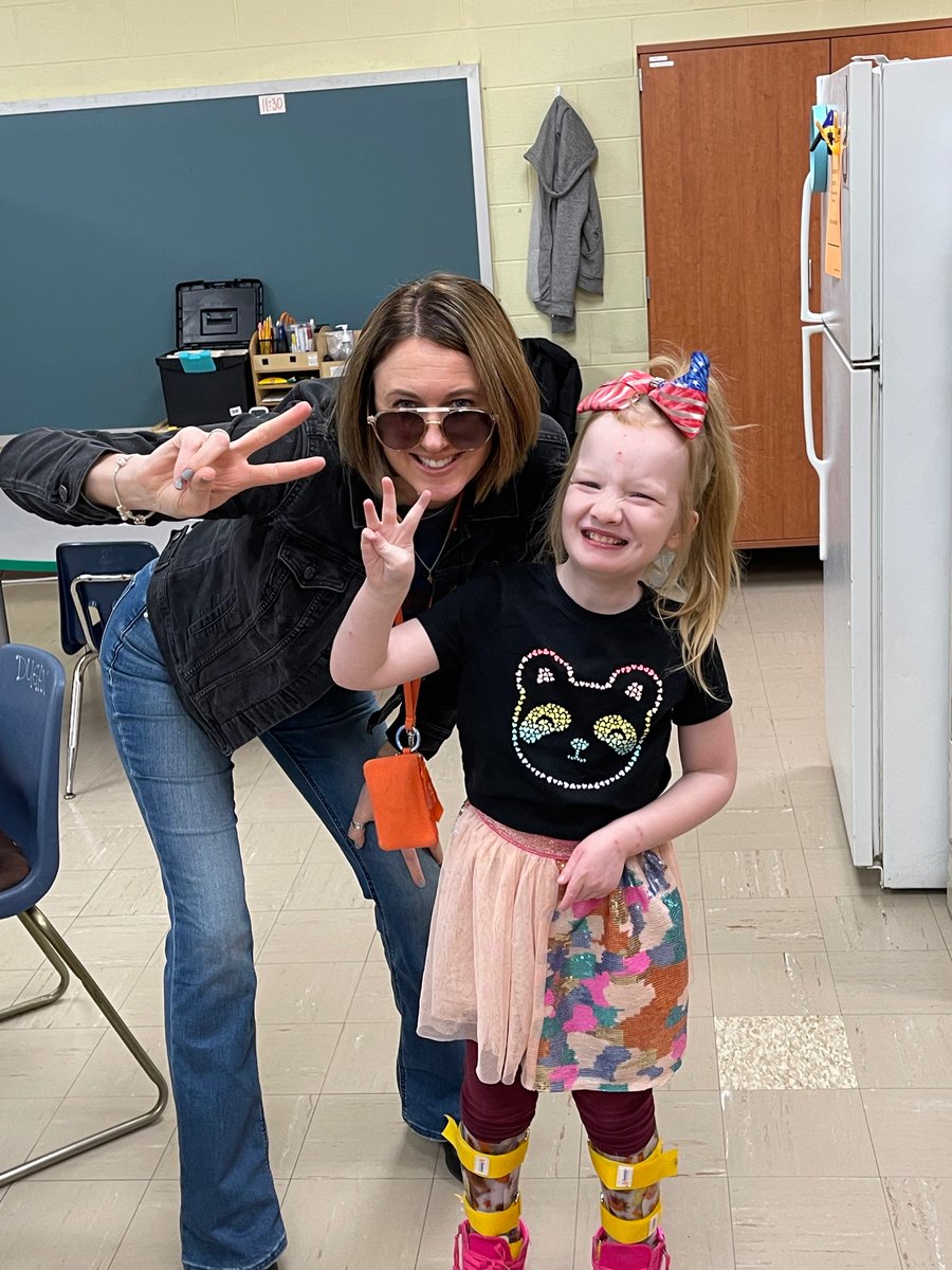 PaineCounselor's tweet photo. Kindness Rocks! Dress like a rockstar today! Another great day of the Great Kindness Challenge! @TPaineIES https://t.co/RdVU8ZHl38