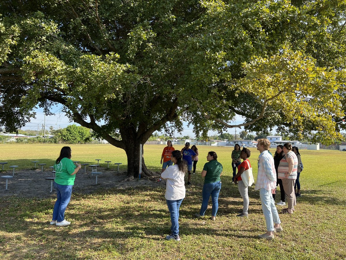 ESUSASouthFL's tweet photo. Great teacher workshop to start the new semester! Teachers from Miami-Dade learned about climate resilient gardens and outdoor classrooms! A collaboration between Dream in Green, the Connect to Protect Network, and UF/IFAS Extension. Thanks Royal Palm Elementary and Mrs. Cardona. https://t.co/aqlVSFmYt5