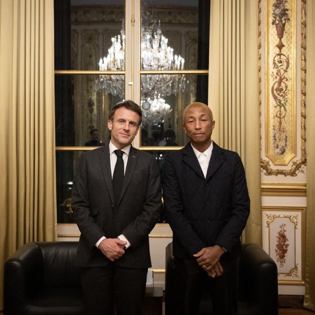 Emmanuel Macron a 45 ans. 
Pharrell Williams a 49 ans. 

Faites ce que vous voulez de l’information.