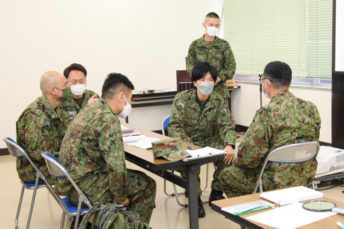 1D_nerima's tweet photo. 第１師団 は、令和４年度第２回師団部隊相談員養成訓練を実施しました。
　訓練には、衛生学校から「心理」課程を履修する幹部学生も参加し、各部隊の部隊相談員予定者に対して傾聴技法、ストレス対処法等を練成し、相談員としての対応要領及び相談者の自己管理能力向上方法等の技能を修得させました https://t.co/IhtBIHYYht