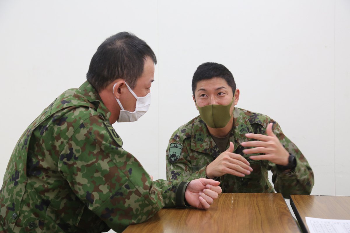 1D_nerima's tweet photo. 第１師団 は、令和４年度第２回師団部隊相談員養成訓練を実施しました。
　訓練には、衛生学校から「心理」課程を履修する幹部学生も参加し、各部隊の部隊相談員予定者に対して傾聴技法、ストレス対処法等を練成し、相談員としての対応要領及び相談者の自己管理能力向上方法等の技能を修得させました https://t.co/IhtBIHYYht