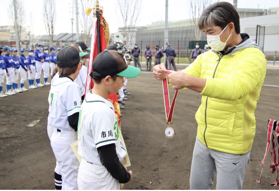 SportsCore88's tweet photo. ＼📣新コラム公開中③📣／
先月行われた、「第16回 #小笠原道大 杯争奪 市川市少年野球大会」
名を冠する #巨人 小笠原3軍打撃コーチも登壇しました。選手たちに贈ったメッセージ全文をご覧ください⚾️
こちらもリプ欄から✅
#giants #tokyo #lovefighters #dragons #千葉県 #市川市 #sportscore https://t.co/hZ14QV5wyX
