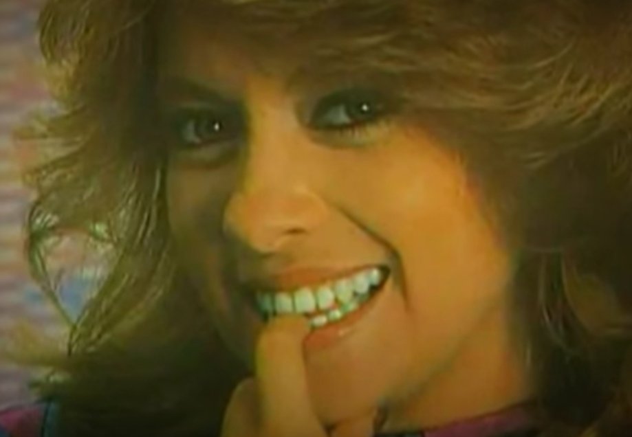 AmorEnTuRadio's tweet photo. 🎤 Conductora, cantante y mamá, una mujer que a los 15 años ya había lanzado su primer material discográfico, hoy la tenemos en Amor FM ❤ en un Especial Musical que no te puedes perder. #YuriEnAmor 🎶 https://t.co/QC2yYPxya9